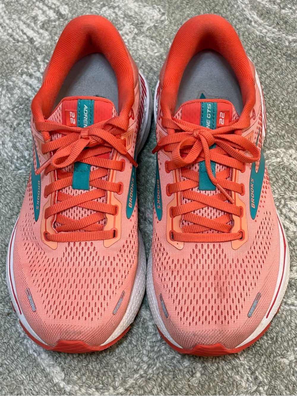 Women's Brooks Adrenaline GTS 22. Size 8.5 ✨ 🏃🏻‍♀️ Coral/Orange and teal accents